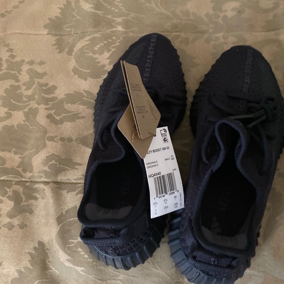Yeezy Boost 350 V2 - Picture 4 of 5